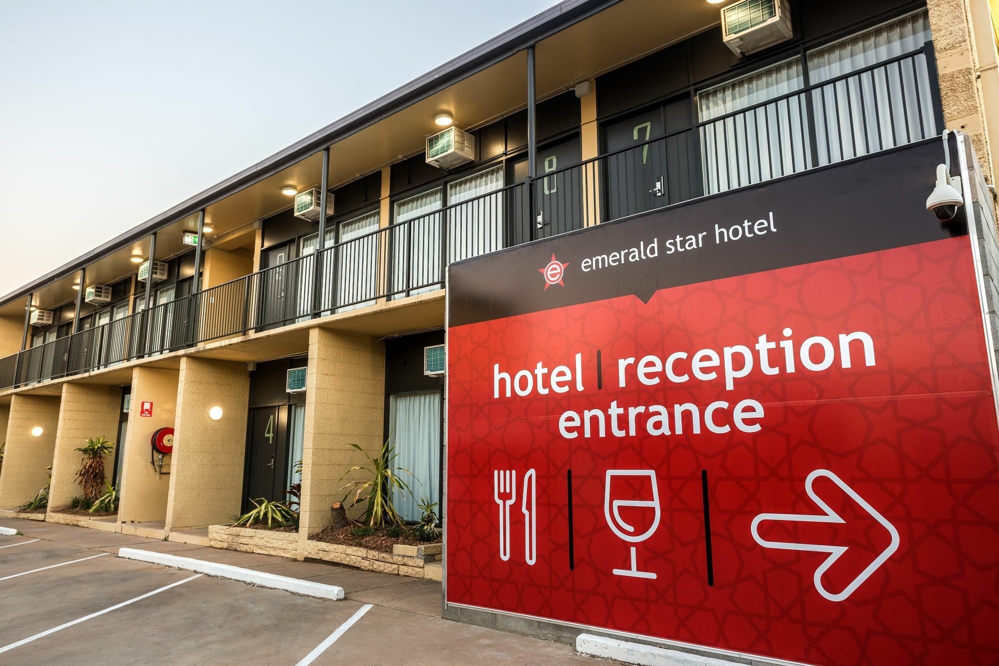 Nightcap At Emerald Star Hotel Exterior foto